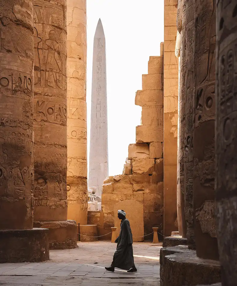 Homem caminhando pelo templo de Luxor